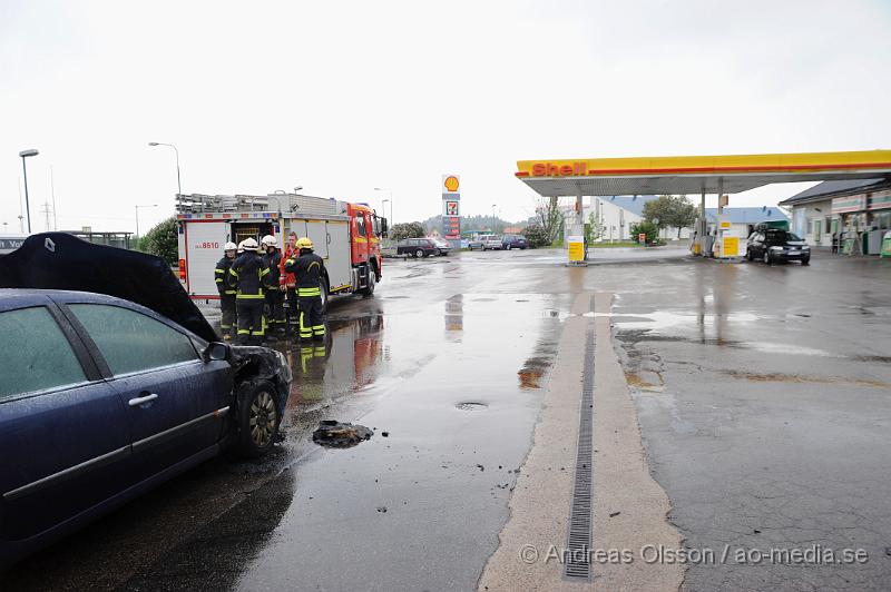 _DSC9057.JPG - vid 16:40 tiden larmades räddningstjänsten till en bilbrand vid Shell i Åstorp, bilen började brinna under motorhuven, men räddningstjänsten fick snabbt branden under kontroll, ingen person ska ha skadats.