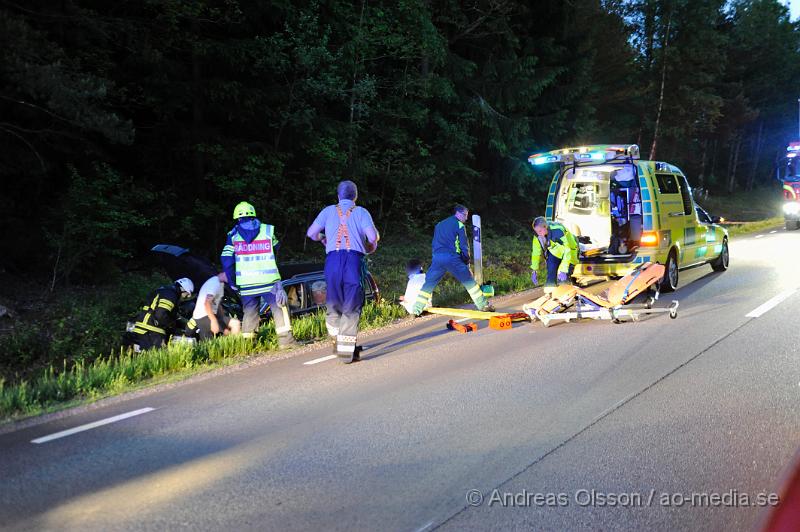 _DSC9251.JPG - Vid 22:10 tiden larmades räddningstjänsten till en trafikolycka på väg 108, vid framkomst så var det en personbil som kört av vägen och ner i diket. Kvinnan i bilen fördes till sjukhus med ambulans. Skadeläget är oklart.