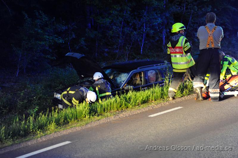 _DSC9254.JPG - Vid 22:10 tiden larmades räddningstjänsten till en trafikolycka på väg 108, vid framkomst så var det en personbil som kört av vägen och ner i diket. Kvinnan i bilen fördes till sjukhus med ambulans. Skadeläget är oklart.