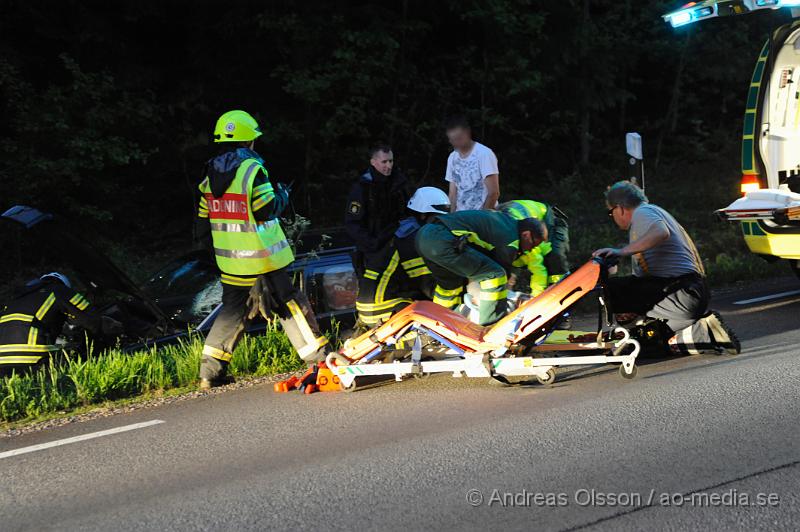 _DSC9256.JPG - Vid 22:10 tiden larmades räddningstjänsten till en trafikolycka på väg 108, vid framkomst så var det en personbil som kört av vägen och ner i diket. Kvinnan i bilen fördes till sjukhus med ambulans. Skadeläget är oklart.