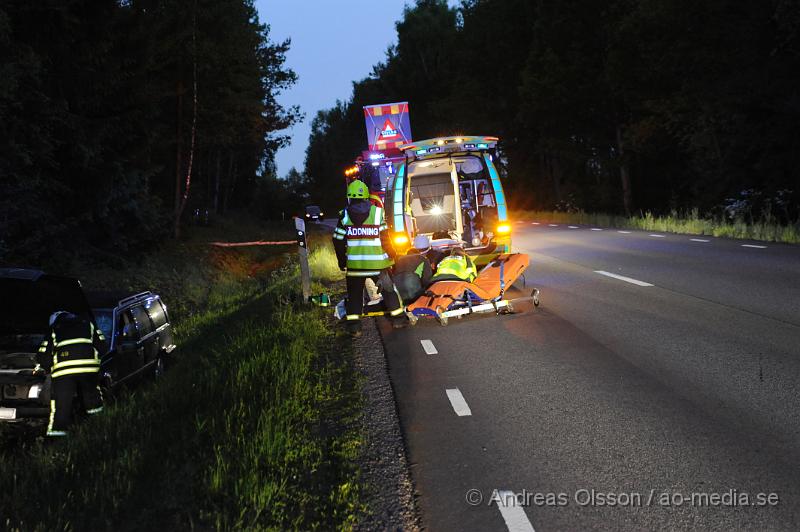 _DSC9259.JPG - Vid 22:10 tiden larmades räddningstjänsten till en trafikolycka på väg 108, vid framkomst så var det en personbil som kört av vägen och ner i diket. Kvinnan i bilen fördes till sjukhus med ambulans. Skadeläget är oklart.