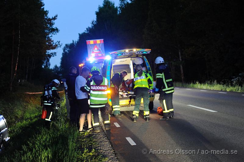 _DSC9265.JPG - Vid 22:10 tiden larmades räddningstjänsten till en trafikolycka på väg 108, vid framkomst så var det en personbil som kört av vägen och ner i diket. Kvinnan i bilen fördes till sjukhus med ambulans. Skadeläget är oklart.