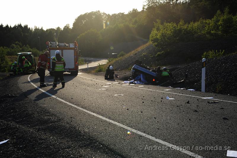 _DSC0791.JPG - Vid 19,45 larmades räddningstjänsten från Klippan och Örkelljunga samt Polis och ambulans till en trafikolycka på e4an i höjd med Mölletofta. Där en personbil gått av vägen vid en avfart och voltat hans färd slutade över en vägmärks skylt. Av att dömma på platsen ser det ut som han upptäckt avfarten för sent och sväng av för kraftigt och då tappat kontroll över bilen. En person fördes med ambulans till sjukhuset.