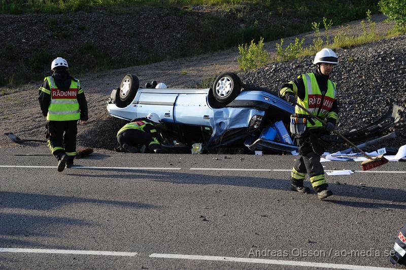 _DSC0792.JPG - Vid 19,45 larmades räddningstjänsten från Klippan och Örkelljunga samt Polis och ambulans till en trafikolycka på e4an i höjd med Mölletofta. Där en personbil gått av vägen vid en avfart och voltat hans färd slutade över en vägmärks skylt. Av att dömma på platsen ser det ut som han upptäckt avfarten för sent och sväng av för kraftigt och då tappat kontroll över bilen. En person fördes med ambulans till sjukhuset.