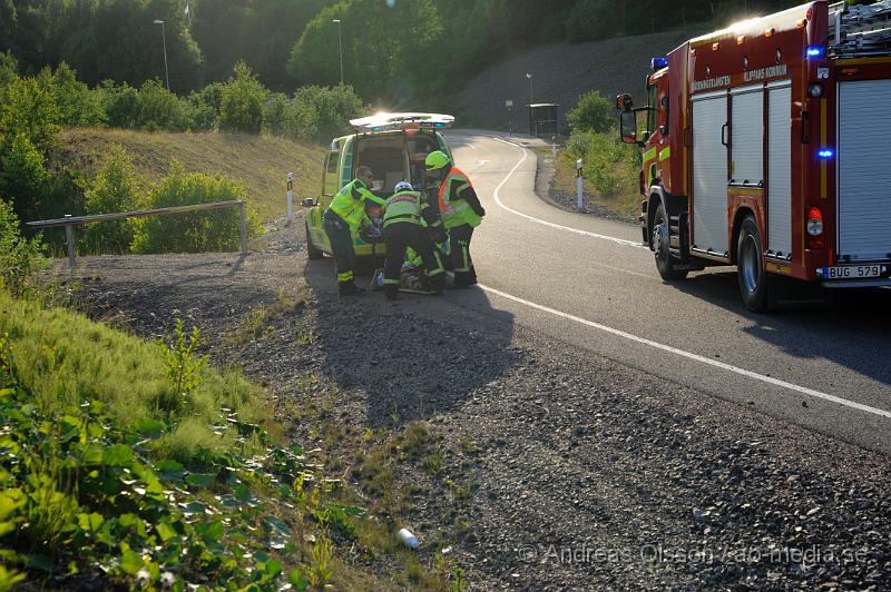 _DSC0795.JPG - Vid 19,45 larmades räddningstjänsten från Klippan och Örkelljunga samt Polis och ambulans till en trafikolycka på e4an i höjd med Mölletofta. Där en personbil gått av vägen vid en avfart och voltat hans färd slutade över en vägmärks skylt. Av att dömma på platsen ser det ut som han upptäckt avfarten för sent och sväng av för kraftigt och då tappat kontroll över bilen. En person fördes med ambulans till sjukhuset.