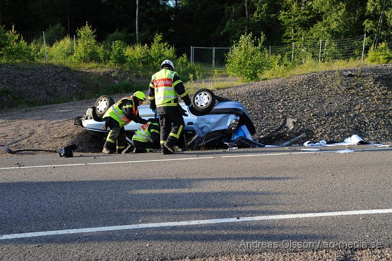 _DSC0799.JPG - Vid 19,45 larmades räddningstjänsten från Klippan och Örkelljunga samt Polis och ambulans till en trafikolycka på e4an i höjd med Mölletofta. Där en personbil gått av vägen vid en avfart och voltat hans färd slutade över en vägmärks skylt. Av att dömma på platsen ser det ut som han upptäckt avfarten för sent och sväng av för kraftigt och då tappat kontroll över bilen. En person fördes med ambulans till sjukhuset.