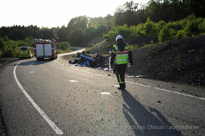 _DSC0805.JPG - Vid 19,45 larmades räddningstjänsten från Klippan och Örkelljunga samt Polis och ambulans till en trafikolycka på e4an i höjd med Mölletofta. Där en personbil gått av vägen vid en avfart och voltat hans färd slutade över en vägmärks skylt. Av att dömma på platsen ser det ut som han upptäckt avfarten för sent och sväng av för kraftigt och då tappat kontroll över bilen. En person fördes med ambulans till sjukhuset.