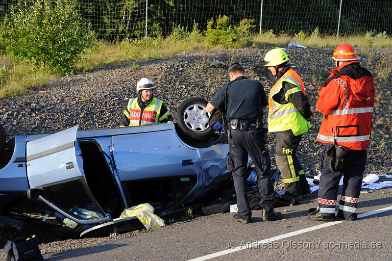 _DSC0811.JPG - Vid 19,45 larmades räddningstjänsten från Klippan och Örkelljunga samt Polis och ambulans till en trafikolycka på e4an i höjd med Mölletofta. Där en personbil gått av vägen vid en avfart och voltat hans färd slutade över en vägmärks skylt. Av att dömma på platsen ser det ut som han upptäckt avfarten för sent och sväng av för kraftigt och då tappat kontroll över bilen. En person fördes med ambulans till sjukhuset.