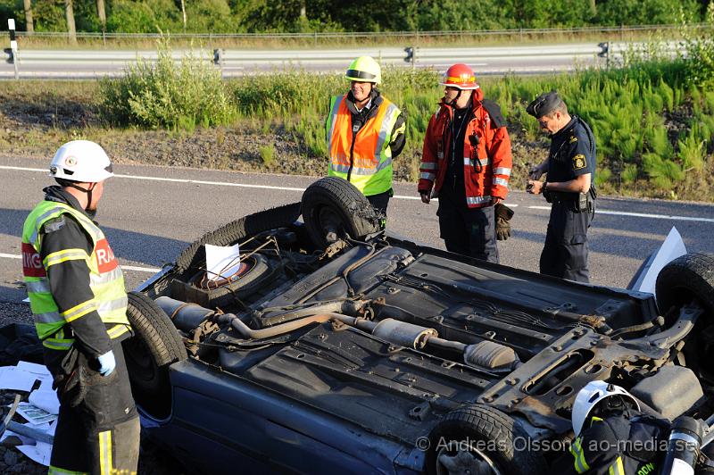 _DSC0812.JPG - Vid 19,45 larmades räddningstjänsten från Klippan och Örkelljunga samt Polis och ambulans till en trafikolycka på e4an i höjd med Mölletofta. Där en personbil gått av vägen vid en avfart och voltat hans färd slutade över en vägmärks skylt. Av att dömma på platsen ser det ut som han upptäckt avfarten för sent och sväng av för kraftigt och då tappat kontroll över bilen. En person fördes med ambulans till sjukhuset.