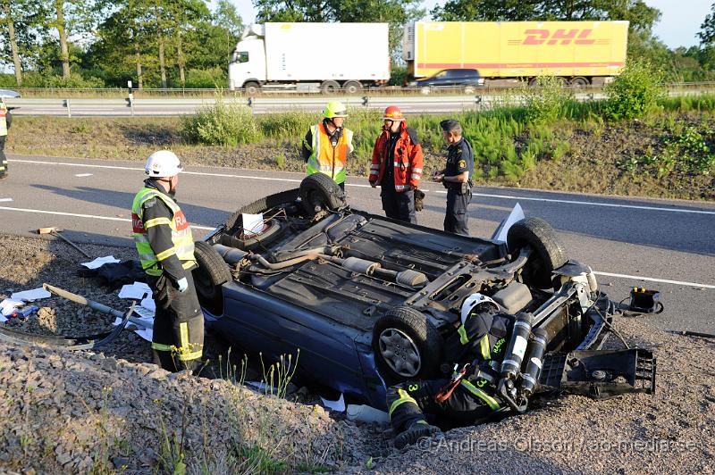 _DSC0813.JPG - Vid 19,45 larmades räddningstjänsten från Klippan och Örkelljunga samt Polis och ambulans till en trafikolycka på e4an i höjd med Mölletofta. Där en personbil gått av vägen vid en avfart och voltat hans färd slutade över en vägmärks skylt. Av att dömma på platsen ser det ut som han upptäckt avfarten för sent och sväng av för kraftigt och då tappat kontroll över bilen. En person fördes med ambulans till sjukhuset.