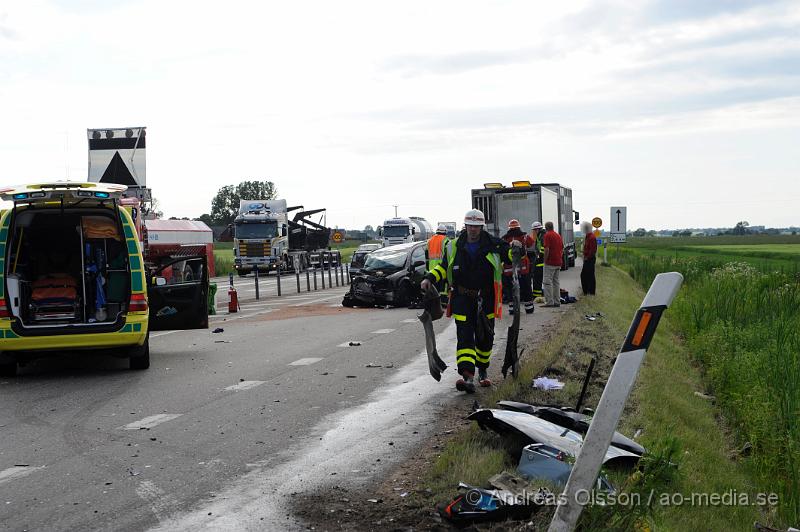 _DSC0908.JPG - Vid 17.30 tiden larmades räddningstjänsten, ambulans och polis till en trafikolycka på väg 21 i höjd med Kvidinge. Där en personbil och lastbil hade frontallkrockat. Föraren av personbilen fördes med ambulans till sjukhuset, skadeläget är oklart. Föraren av lastbilen chokades av händelsen.