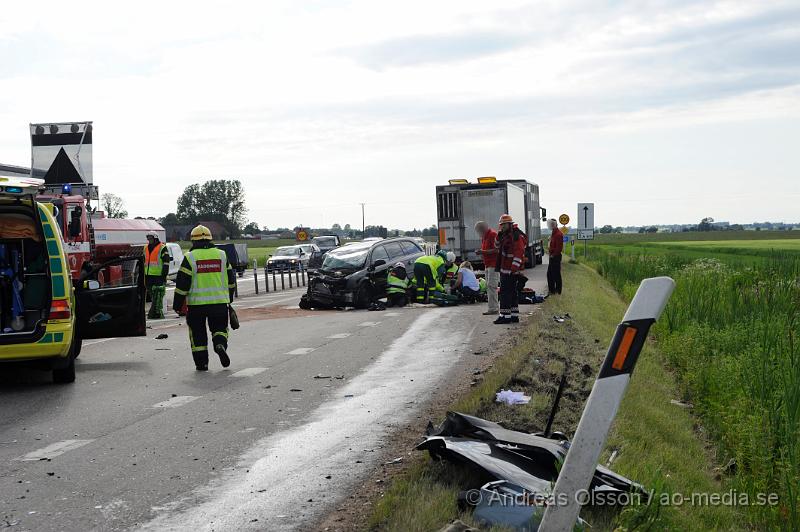 _DSC0911.JPG - Vid 17.30 tiden larmades räddningstjänsten, ambulans och polis till en trafikolycka på väg 21 i höjd med Kvidinge. Där en personbil och lastbil hade frontallkrockat. Föraren av personbilen fördes med ambulans till sjukhuset, skadeläget är oklart. Föraren av lastbilen chokades av händelsen.