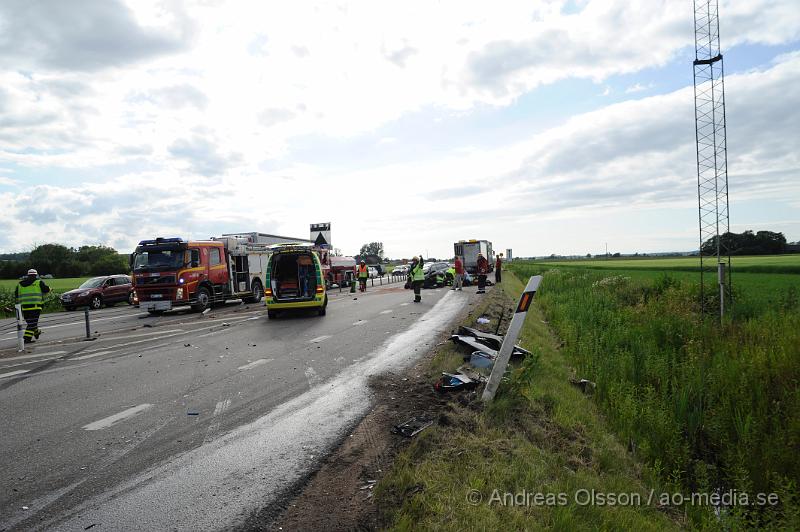 _DSC0913.JPG - Vid 17.30 tiden larmades räddningstjänsten, ambulans och polis till en trafikolycka på väg 21 i höjd med Kvidinge. Där en personbil och lastbil hade frontallkrockat. Föraren av personbilen fördes med ambulans till sjukhuset, skadeläget är oklart. Föraren av lastbilen chokades av händelsen.