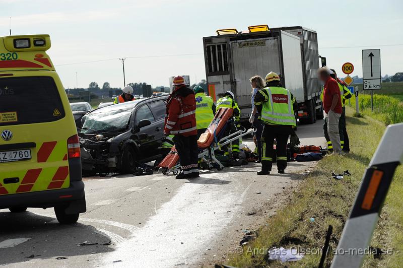 _DSC0915.JPG - Vid 17.30 tiden larmades räddningstjänsten, ambulans och polis till en trafikolycka på väg 21 i höjd med Kvidinge. Där en personbil och lastbil hade frontallkrockat. Föraren av personbilen fördes med ambulans till sjukhuset, skadeläget är oklart. Föraren av lastbilen chokades av händelsen.