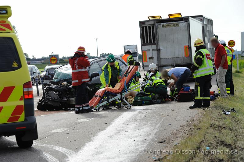 _DSC0917.JPG - Vid 17.30 tiden larmades räddningstjänsten, ambulans och polis till en trafikolycka på väg 21 i höjd med Kvidinge. Där en personbil och lastbil hade frontallkrockat. Föraren av personbilen fördes med ambulans till sjukhuset, skadeläget är oklart. Föraren av lastbilen chokades av händelsen.