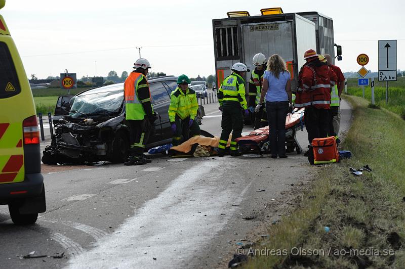 _DSC0919.JPG - Vid 17.30 tiden larmades räddningstjänsten, ambulans och polis till en trafikolycka på väg 21 i höjd med Kvidinge. Där en personbil och lastbil hade frontallkrockat. Föraren av personbilen fördes med ambulans till sjukhuset, skadeläget är oklart. Föraren av lastbilen chokades av händelsen.