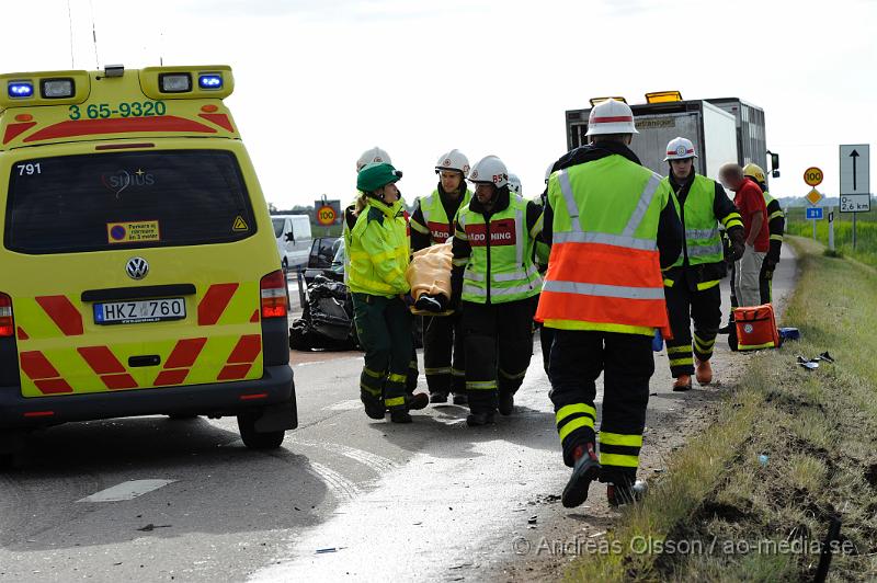 _DSC0923.JPG - Vid 17.30 tiden larmades räddningstjänsten, ambulans och polis till en trafikolycka på väg 21 i höjd med Kvidinge. Där en personbil och lastbil hade frontallkrockat. Föraren av personbilen fördes med ambulans till sjukhuset, skadeläget är oklart. Föraren av lastbilen chokades av händelsen.