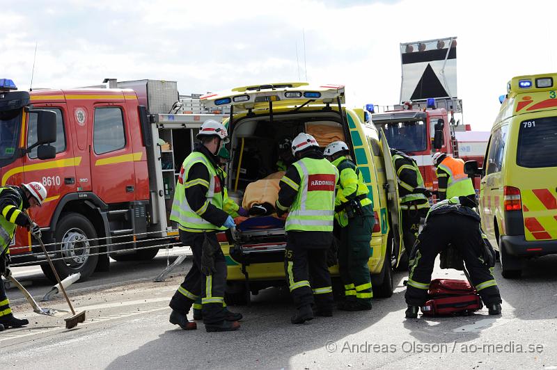 _DSC0924.JPG - Vid 17.30 tiden larmades räddningstjänsten, ambulans och polis till en trafikolycka på väg 21 i höjd med Kvidinge. Där en personbil och lastbil hade frontallkrockat. Föraren av personbilen fördes med ambulans till sjukhuset, skadeläget är oklart. Föraren av lastbilen chokades av händelsen.