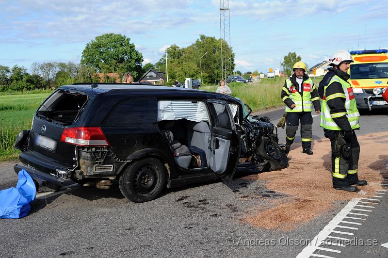 _DSC0935.JPG - Vid 17.30 tiden larmades räddningstjänsten, ambulans och polis till en trafikolycka på väg 21 i höjd med Kvidinge. Där en personbil och lastbil hade frontallkrockat. Föraren av personbilen fördes med ambulans till sjukhuset, skadeläget är oklart. Föraren av lastbilen chokades av händelsen.