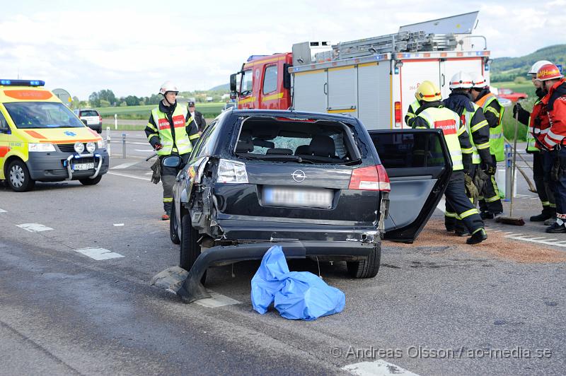 _DSC0936.JPG - Vid 17.30 tiden larmades räddningstjänsten, ambulans och polis till en trafikolycka på väg 21 i höjd med Kvidinge. Där en personbil och lastbil hade frontallkrockat. Föraren av personbilen fördes med ambulans till sjukhuset, skadeläget är oklart. Föraren av lastbilen chokades av händelsen.