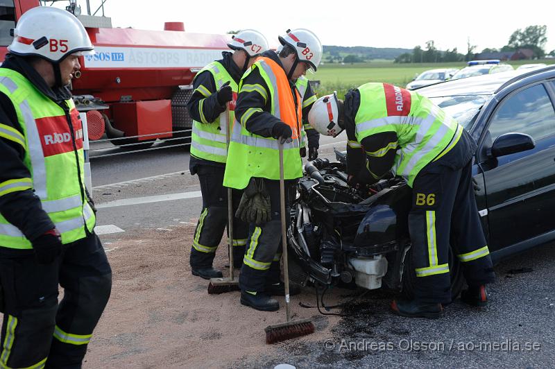 _DSC0937.JPG - Vid 17.30 tiden larmades räddningstjänsten, ambulans och polis till en trafikolycka på väg 21 i höjd med Kvidinge. Där en personbil och lastbil hade frontallkrockat. Föraren av personbilen fördes med ambulans till sjukhuset, skadeläget är oklart. Föraren av lastbilen chokades av händelsen.