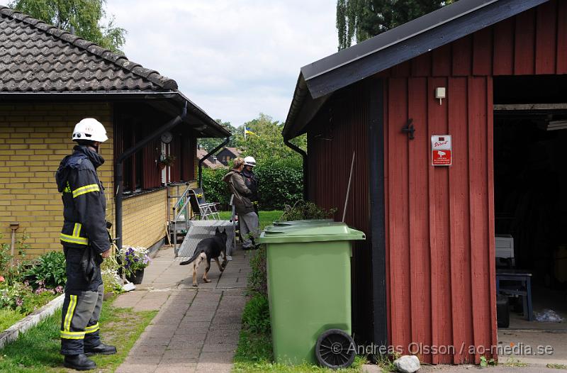 _DSC0953.JPG - Vid 12.30 larmades räddningstjänst och polis till Råstigen i Klippan där det ska ha börjat brinna på utsidan av ett garage. Eftersom branden enbart var på utsidan och ingen hade varit inne eller vid garaget misstänker man att branden var anlagd. Branden slocknade dock av sig själv men väggen på garaget blev lite brand skadat.