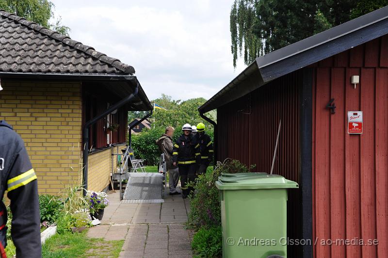 _DSC0954.JPG - Vid 12.30 larmades räddningstjänst och polis till Råstigen i Klippan där det ska ha börjat brinna på utsidan av ett garage. Eftersom branden enbart var på utsidan och ingen hade varit inne eller vid garaget misstänker man att branden var anlagd. Branden slocknade dock av sig själv men väggen på garaget blev lite brand skadat.