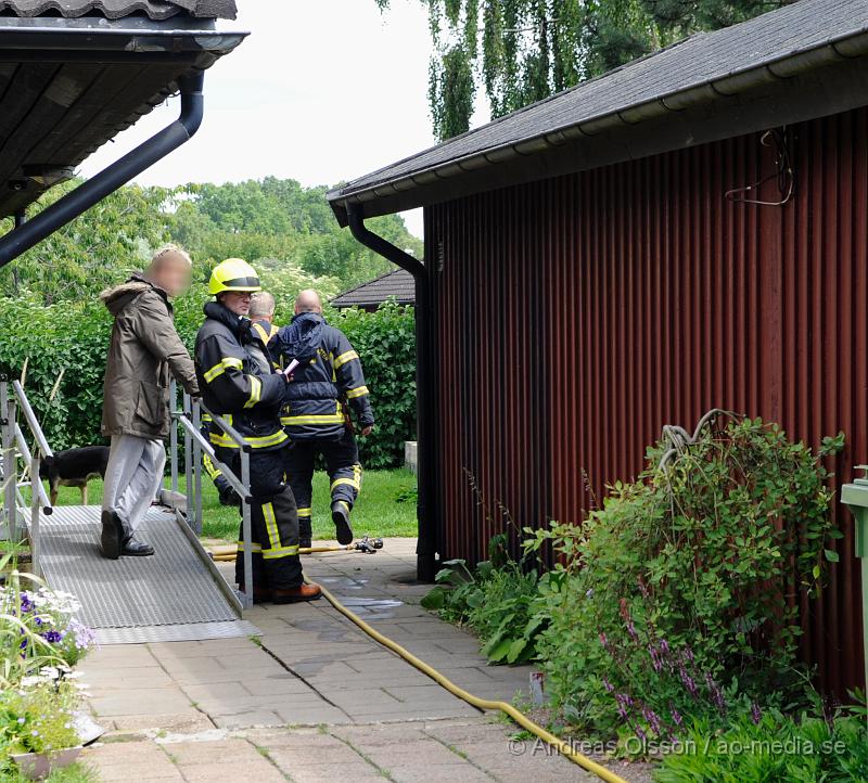 _DSC0958.JPG - Vid 12.30 larmades räddningstjänst och polis till Råstigen i Klippan där det ska ha börjat brinna på utsidan av ett garage. Eftersom branden enbart var på utsidan och ingen hade varit inne eller vid garaget misstänker man att branden var anlagd. Branden slocknade dock av sig själv men väggen på garaget blev lite brand skadat.