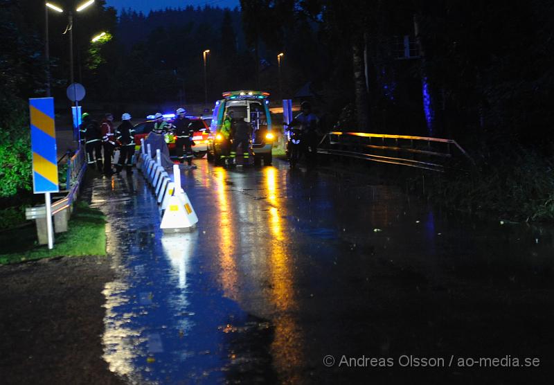 _DSC0962.JPG - Vid 04 tiden på morgonen krockar en person på moped in i en betongsugga på bron innan Vedby kyrka i Klippans kommun. Personen uppges ha brutit armen av krocken. Räddningstjänst och Ambulans var snabbt på plats.