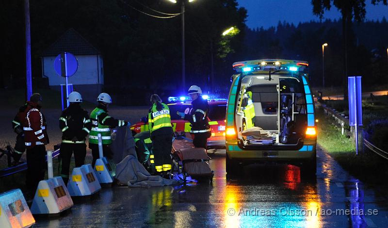 _DSC0964.JPG - Vid 04 tiden på morgonen krockar en person på moped in i en betongsugga på bron innan Vedby kyrka i Klippans kommun. Personen uppges ha brutit armen av krocken. Räddningstjänst och Ambulans var snabbt på plats.