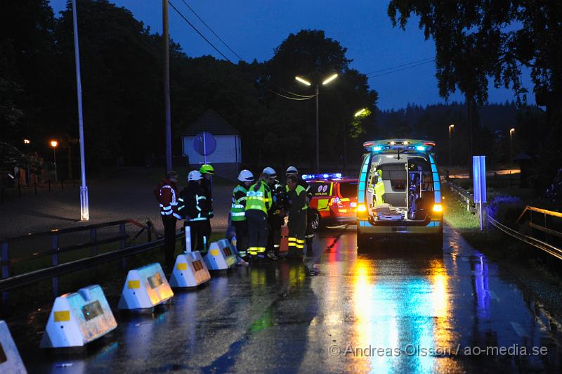 _DSC0965.JPG - Vid 04 tiden på morgonen krockar en person på moped in i en betongsugga på bron innan Vedby kyrka i Klippans kommun. Personen uppges ha brutit armen av krocken. Räddningstjänst och Ambulans var snabbt på plats.