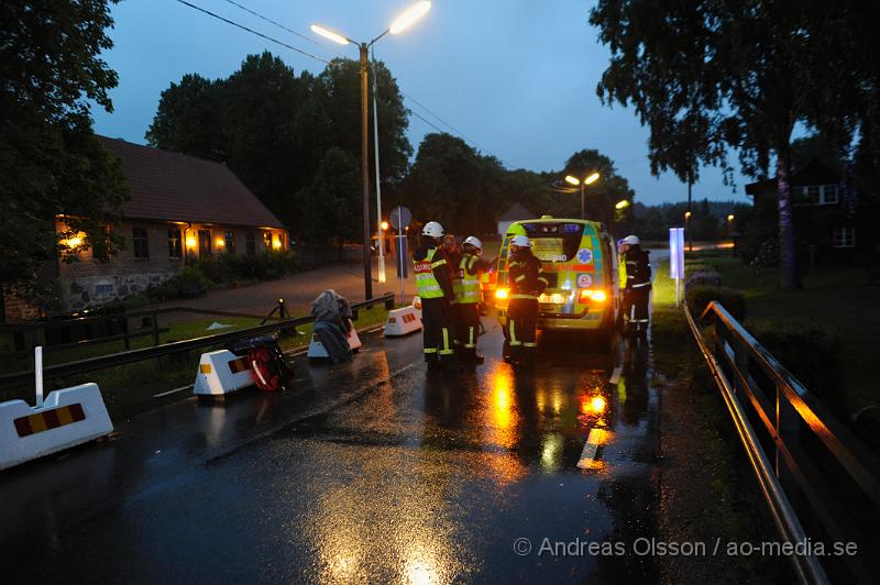 _DSC0968.JPG - Vid 04 tiden på morgonen krockar en person på moped in i en betongsugga på bron innan Vedby kyrka i Klippans kommun. Personen uppges ha brutit armen av krocken. Räddningstjänst och Ambulans var snabbt på plats.