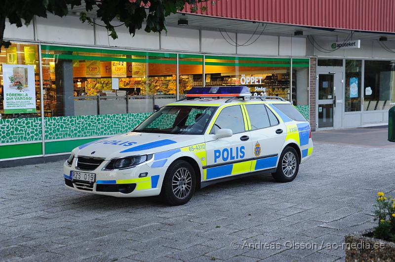 _DSC1055.JPG - Vid 20 tiden larmades polisen till Konsum i Perstorp där en ensam gärningsman precis innan stängning hotat personalen med kniv och tvingat till sig dagskassan. Han springer sedan från platsen. Polisen spårade i området med hund. Ingen person har gripits än.