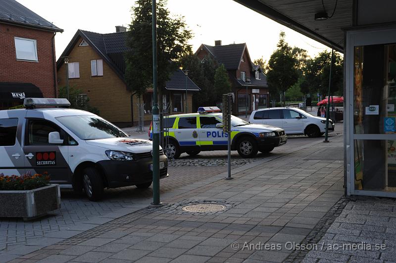 _DSC1056.JPG - Vid 20 tiden larmades polisen till Konsum i Perstorp där en ensam gärningsman precis innan stängning hotat personalen med kniv och tvingat till sig dagskassan. Han springer sedan från platsen. Polisen spårade i området med hund. Ingen person har gripits än.