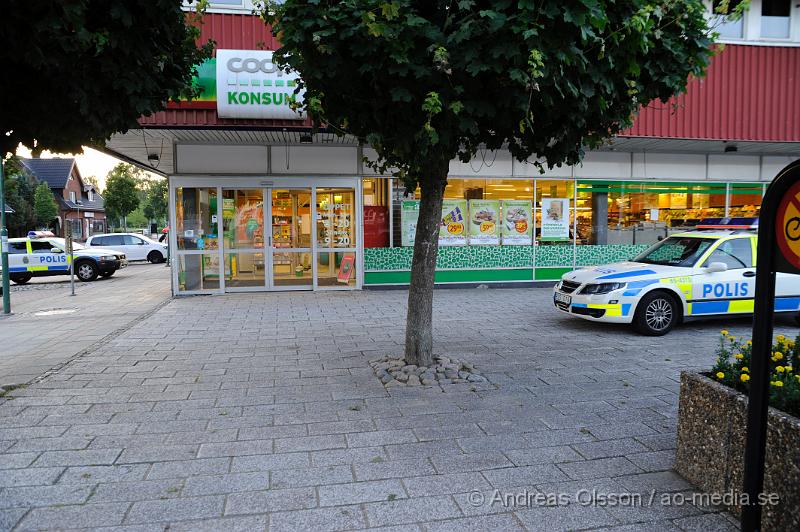 _DSC1057.JPG - Vid 20 tiden larmades polisen till Konsum i Perstorp där en ensam gärningsman precis innan stängning hotat personalen med kniv och tvingat till sig dagskassan. Han springer sedan från platsen. Polisen spårade i området med hund. Ingen person har gripits än.