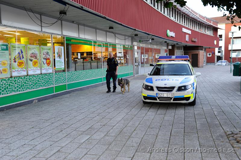 _DSC1059.JPG - Vid 20 tiden larmades polisen till Konsum i Perstorp där en ensam gärningsman precis innan stängning hotat personalen med kniv och tvingat till sig dagskassan. Han springer sedan från platsen. Polisen spårade i området med hund. Ingen person har gripits än.