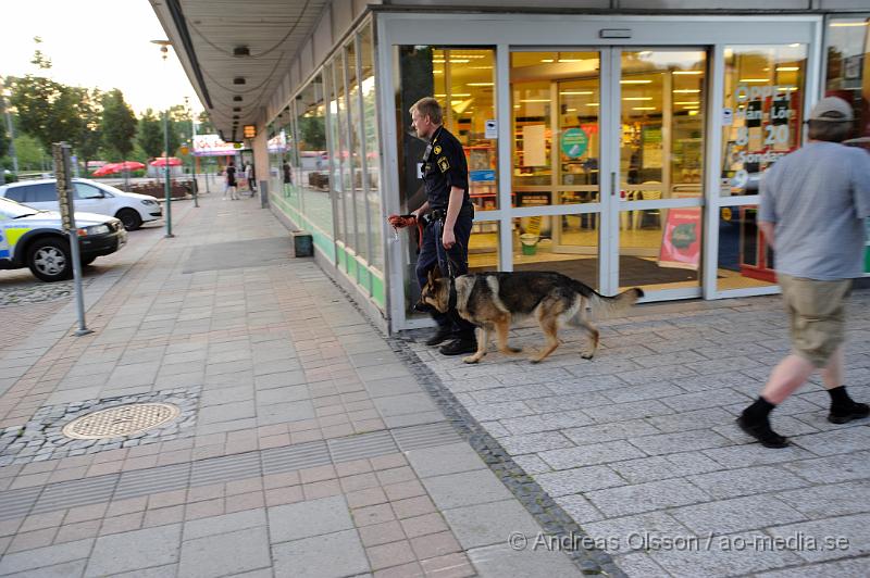 _DSC1060.JPG - Vid 20 tiden larmades polisen till Konsum i Perstorp där en ensam gärningsman precis innan stängning hotat personalen med kniv och tvingat till sig dagskassan. Han springer sedan från platsen. Polisen spårade i området med hund. Ingen person har gripits än.