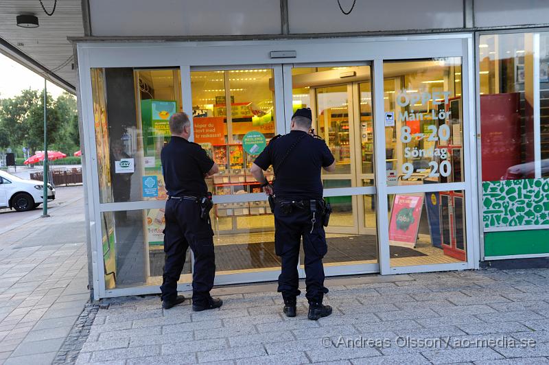 _DSC1067.JPG - Vid 20 tiden larmades polisen till Konsum i Perstorp där en ensam gärningsman precis innan stängning hotat personalen med kniv och tvingat till sig dagskassan. Han springer sedan från platsen. Polisen spårade i området med hund. Ingen person har gripits än.