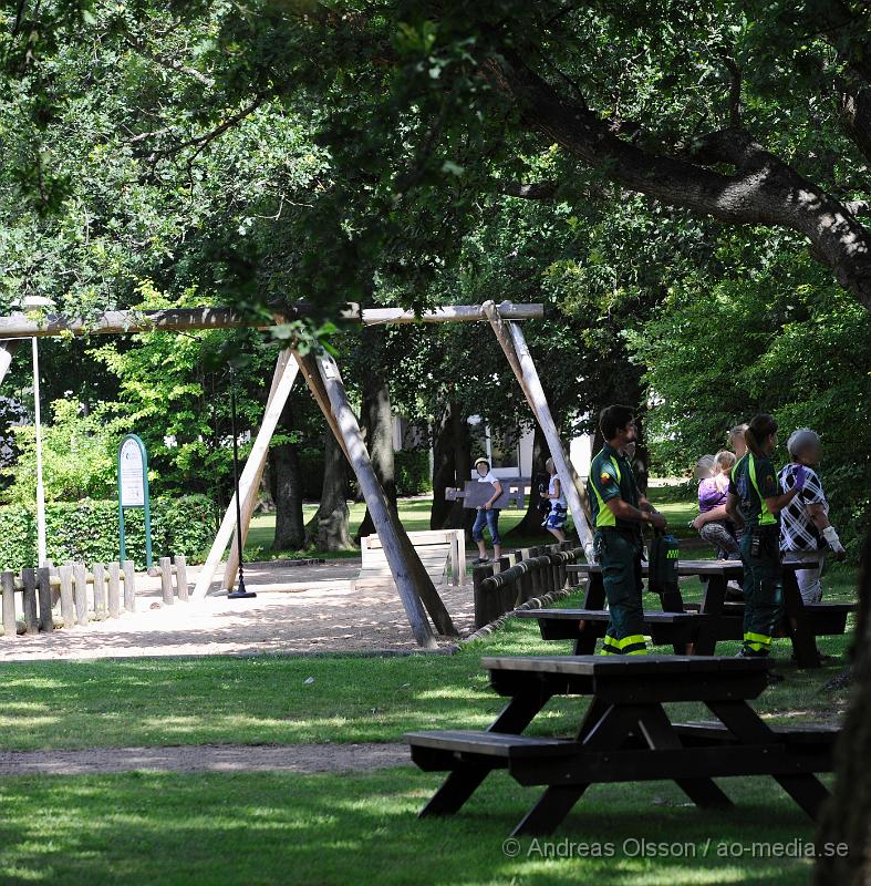 _DSC1076.JPG - Vid 11.50 larmades Ambulans till Marknadsvägen i klippan vid parken där en person hade blivit hundbiten. Skadorna på den drabbade är oklar.