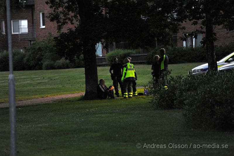 _DSC1132.JPG - Vid 21.20 tiden larmades ambulans och flera polis patruller till stadsparken i Perstorp där en man ska blöda från magen, eventuellt skottskadad. Väl framme på platsen kunde man konstatera att det inte rörde sig om någon skottskada utan att mannen eventuellt fått en fyrverkeripjäs i magen. Mannen plåstrades om på plats av ambulanspersonalen.