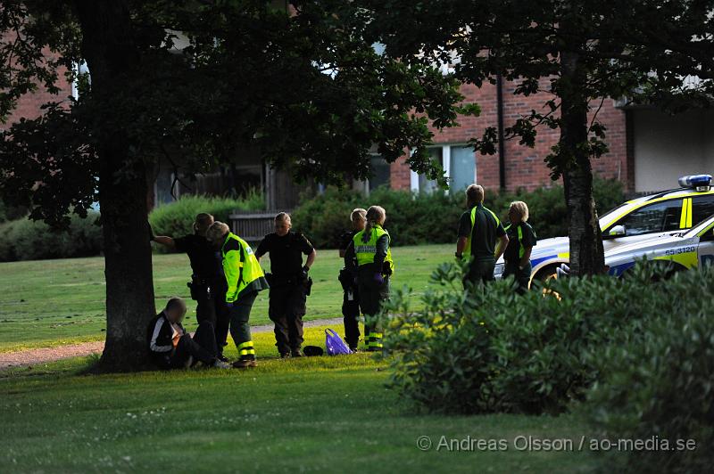 _DSC1133.JPG - Vid 21.20 tiden larmades ambulans och flera polis patruller till stadsparken i Perstorp där en man ska blöda från magen, eventuellt skottskadad. Väl framme på platsen kunde man konstatera att det inte rörde sig om någon skottskada utan att mannen eventuellt fått en fyrverkeripjäs i magen. Mannen plåstrades om på plats av ambulanspersonalen.