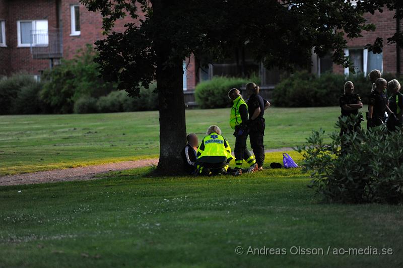 _DSC1134.JPG - Vid 21.20 tiden larmades ambulans och flera polis patruller till stadsparken i Perstorp där en man ska blöda från magen, eventuellt skottskadad. Väl framme på platsen kunde man konstatera att det inte rörde sig om någon skottskada utan att mannen eventuellt fått en fyrverkeripjäs i magen. Mannen plåstrades om på plats av ambulanspersonalen.