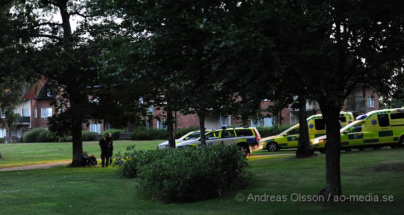 _DSC1137.JPG - Vid 21.20 tiden larmades ambulans och flera polis patruller till stadsparken i Perstorp där en man ska blöda från magen, eventuellt skottskadad. Väl framme på platsen kunde man konstatera att det inte rörde sig om någon skottskada utan att mannen eventuellt fått en fyrverkeripjäs i magen. Mannen plåstrades om på plats av ambulanspersonalen.