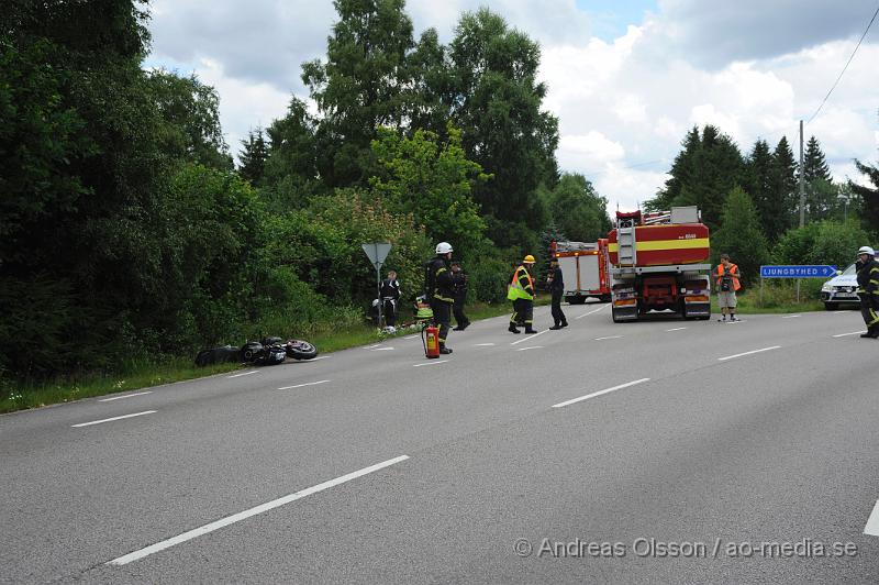 _DSC1116.JPG - Vid 12 tiden larmades Ambulans; Polis och Räddningstjänst till Hylllstofta där en mc gått omkul och hamnat i diket. En person klagade på smärtor i höften men behövde inte följa med ambulansen till sjukhuset.