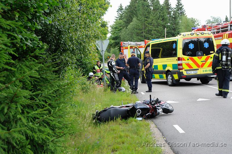 _DSC1118.JPG - Vid 12 tiden larmades Ambulans; Polis och Räddningstjänst till Hylllstofta där en mc gått omkul och hamnat i diket. En person klagade på smärtor i höften men behövde inte följa med ambulansen till sjukhuset.