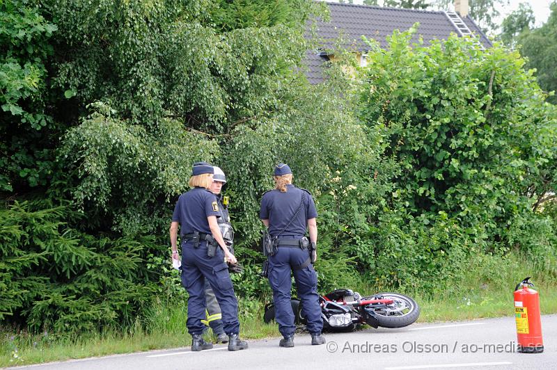 _DSC1120.JPG - Vid 12 tiden larmades Ambulans; Polis och Räddningstjänst till Hylllstofta där en mc gått omkul och hamnat i diket. En person klagade på smärtor i höften men behövde inte följa med ambulansen till sjukhuset.