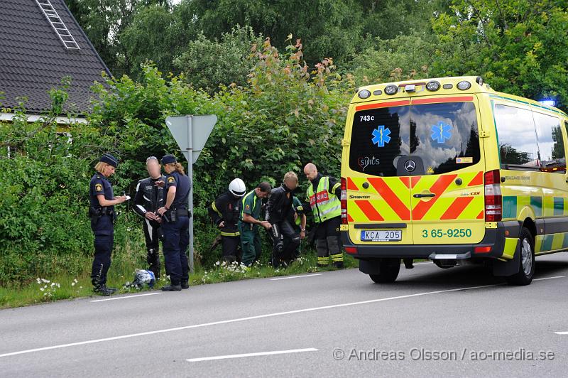 _DSC1121.JPG - Vid 12 tiden larmades Ambulans; Polis och Räddningstjänst till Hylllstofta där en mc gått omkul och hamnat i diket. En person klagade på smärtor i höften men behövde inte följa med ambulansen till sjukhuset.