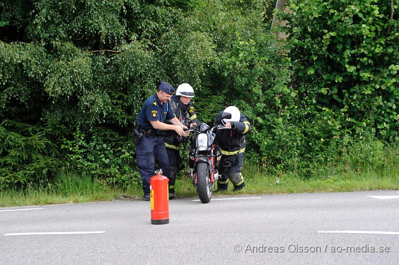 _DSC1124.JPG - Vid 12 tiden larmades Ambulans; Polis och Räddningstjänst till Hylllstofta där en mc gått omkul och hamnat i diket. En person klagade på smärtor i höften men behövde inte följa med ambulansen till sjukhuset.