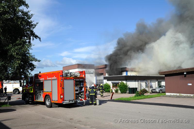 _DSC1288.JPG - Vid 17.15 tiden larmades en större räddningsstyrka till Hyllinge buss i Åstorp. Enligt larmet ska det ha börjat brinna i en buss parkerad i företagets garage. Branden spred sig snabbt till resten av byggnaden. Där fanns även 3 andra bussar i garaget men man lyckdes under räddningsarbetet att köra ut dem till säkerhet, bland annat HIFs spelar buss. Dem var ordentligt rökskadade och det är oklart om dem går att sanera. Bussarnas värde beräknas till ca 4 miljoner kronor. Byggnaden blev totalförstörd.