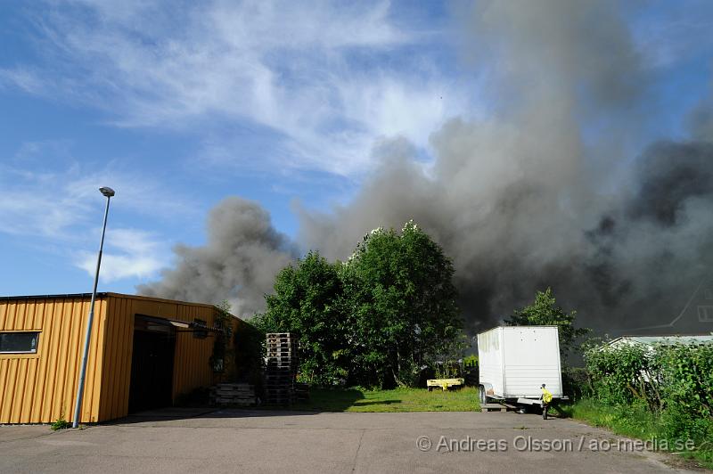 _DSC1295.JPG - Vid 17.15 tiden larmades en större räddningsstyrka till Hyllinge buss i Åstorp. Enligt larmet ska det ha börjat brinna i en buss parkerad i företagets garage. Branden spred sig snabbt till resten av byggnaden. Där fanns även 3 andra bussar i garaget men man lyckdes under räddningsarbetet att köra ut dem till säkerhet, bland annat HIFs spelar buss. Dem var ordentligt rökskadade och det är oklart om dem går att sanera. Bussarnas värde beräknas till ca 4 miljoner kronor. Byggnaden blev totalförstörd.